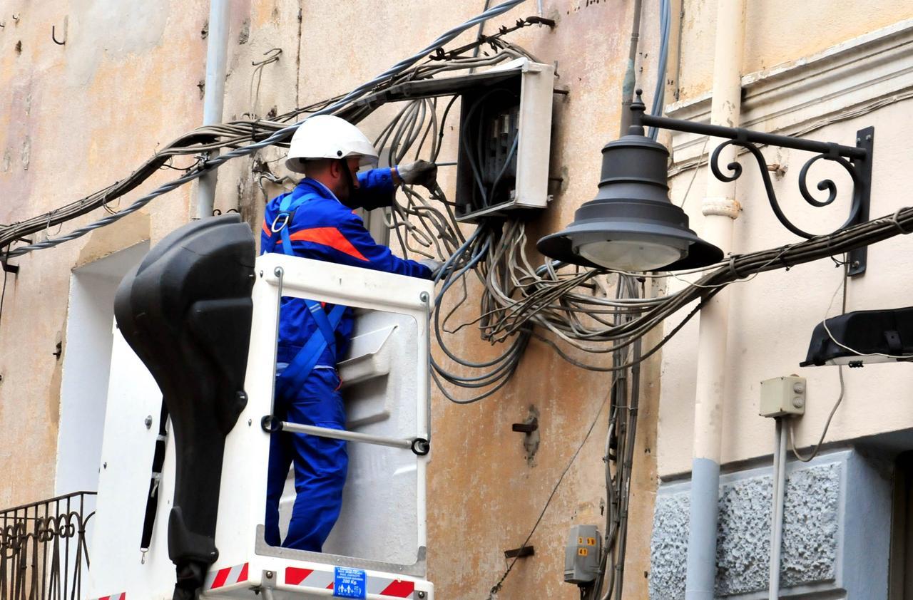 Black out a ripetizione. Il sindaco all’Enel: «Adesso vi querelo»