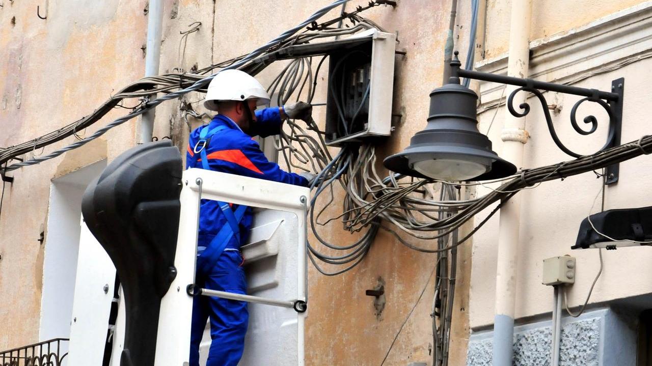 Black out a ripetizione. Il sindaco all’Enel: «Adesso vi querelo»