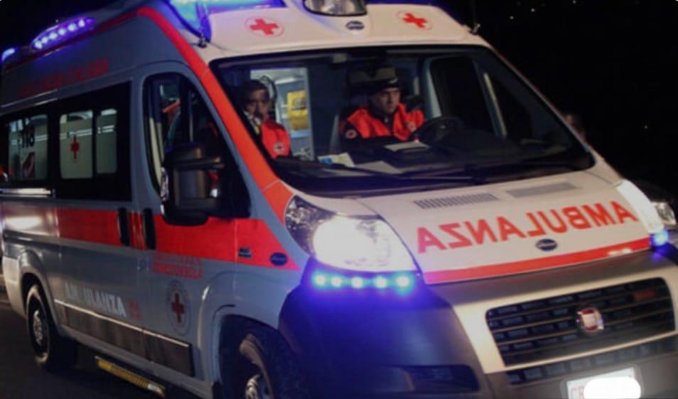 Auto esce di strada e travolge un operaio