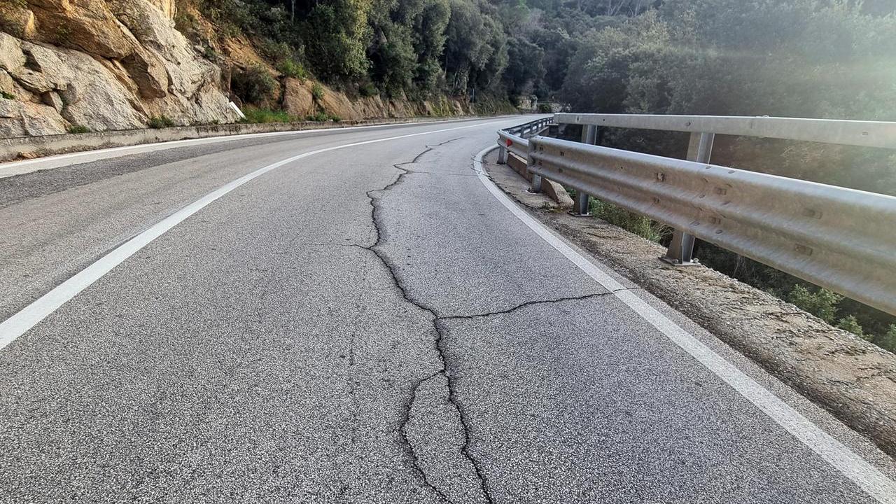 La crepa sulla strada del monte Ortobene (foto Massimo Locci)