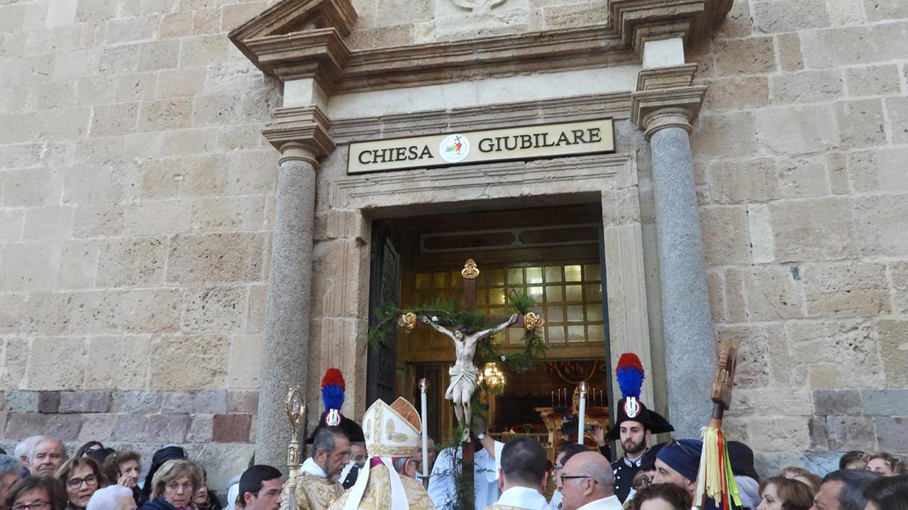 L'apertura della Porta santa a Oristano (foto Francesco Pinna)