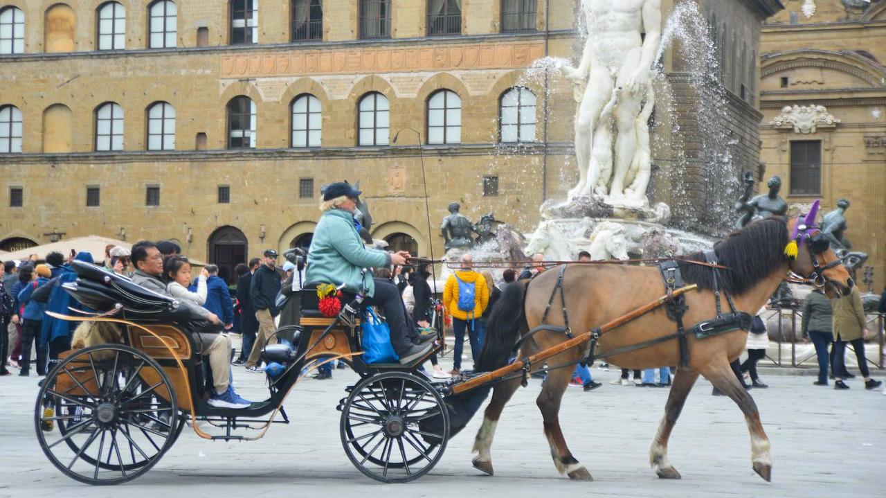 Una fiaccheraia in piazza della Signoria (foto d'archivio non riferita all'incidente)