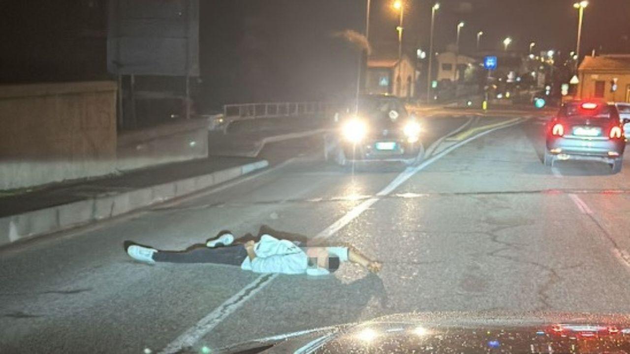 La scena a Pontedera nella serata del 7 gennaio