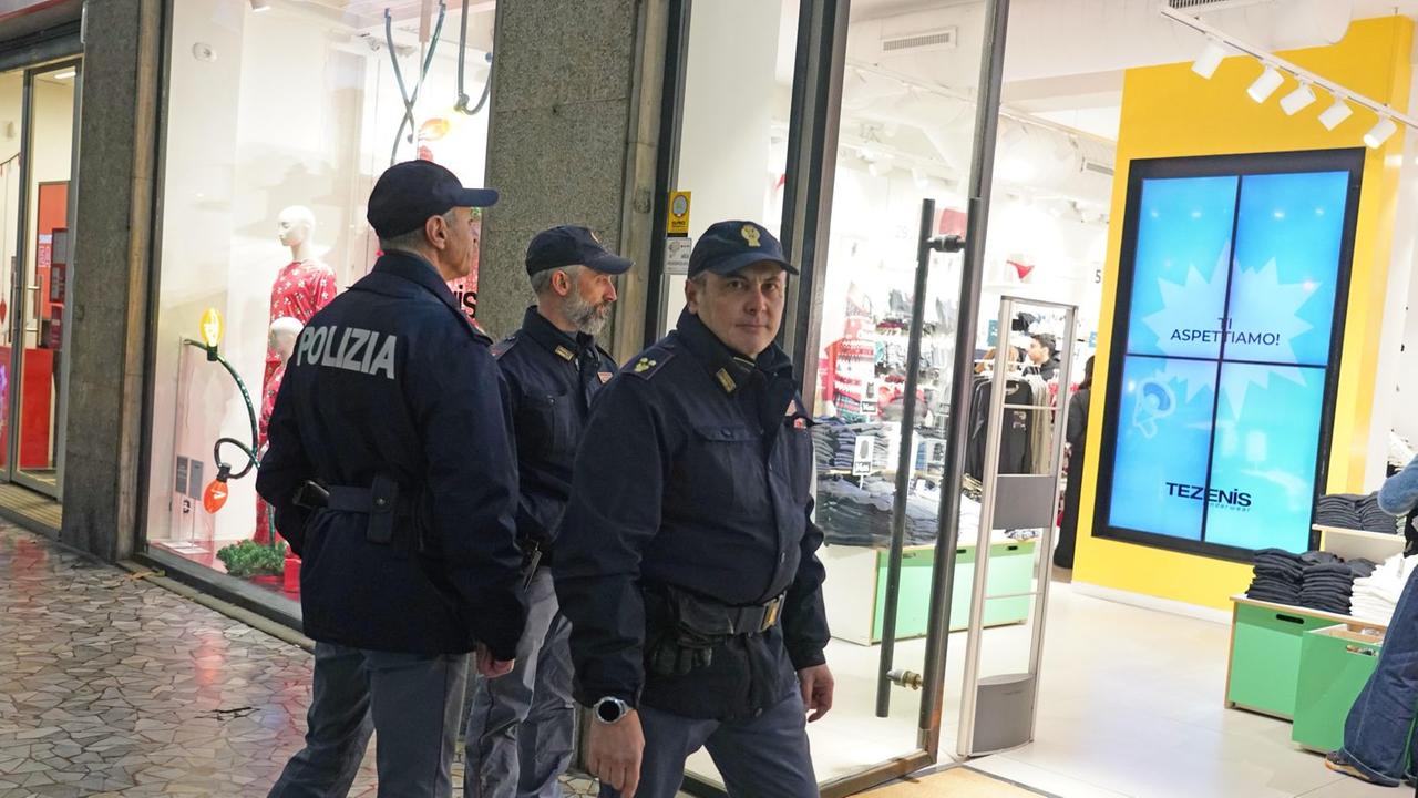 Poliziotti di pattuglia in centro (foto Franco Silvi)