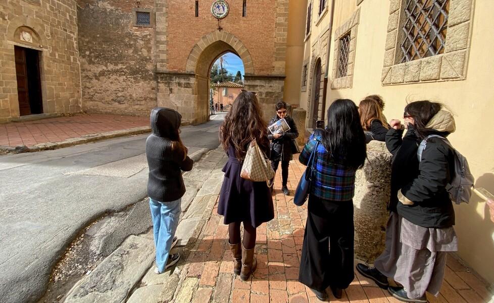 Camminare con gusto a Bolgheri per andare oltre le apparenze: la proposta di Confcommercio