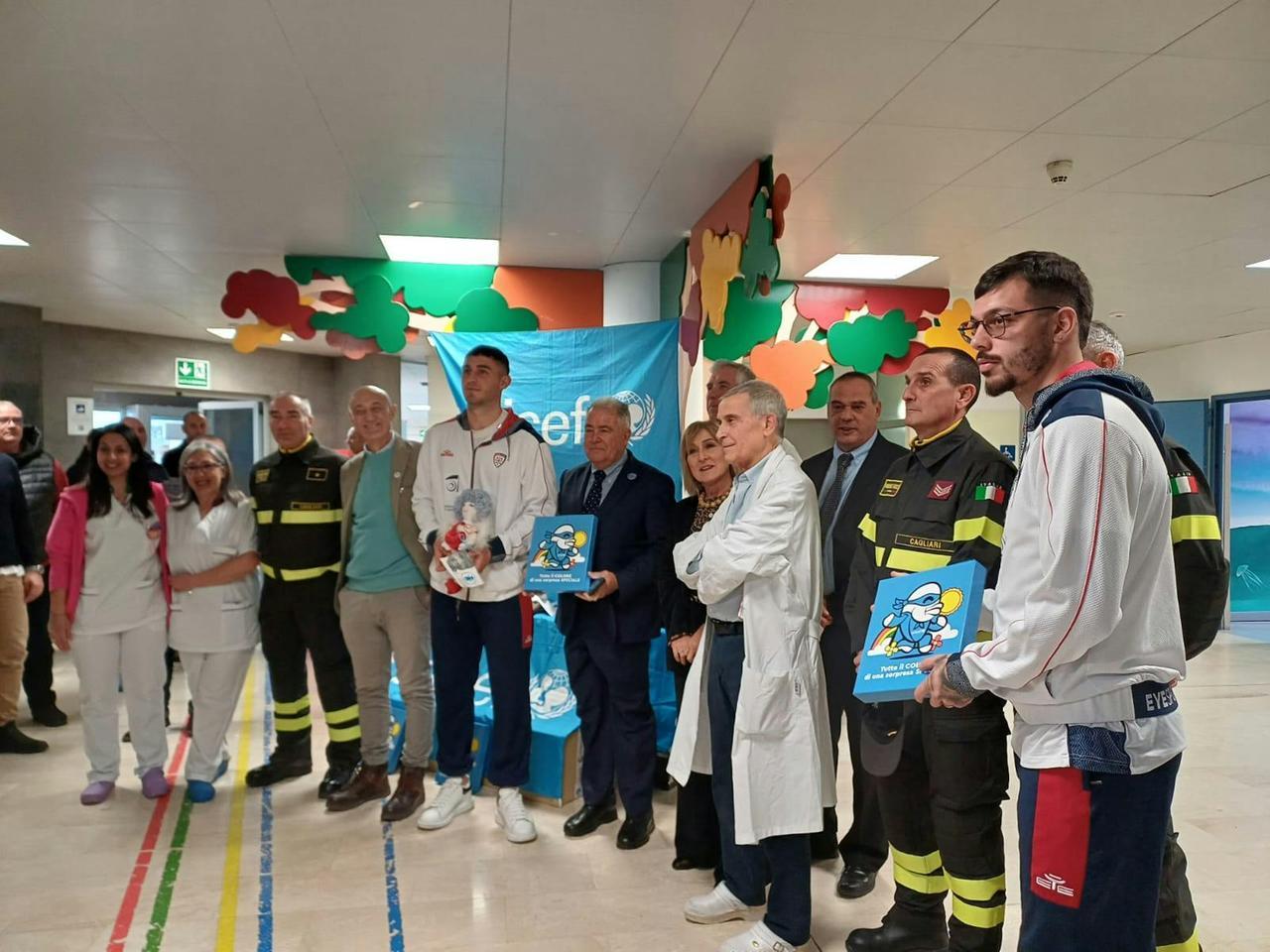 I giocatori del Cagliari all’ospedale Brotzu per l’iniziativa dell’Unicef “Regalo sospeso”