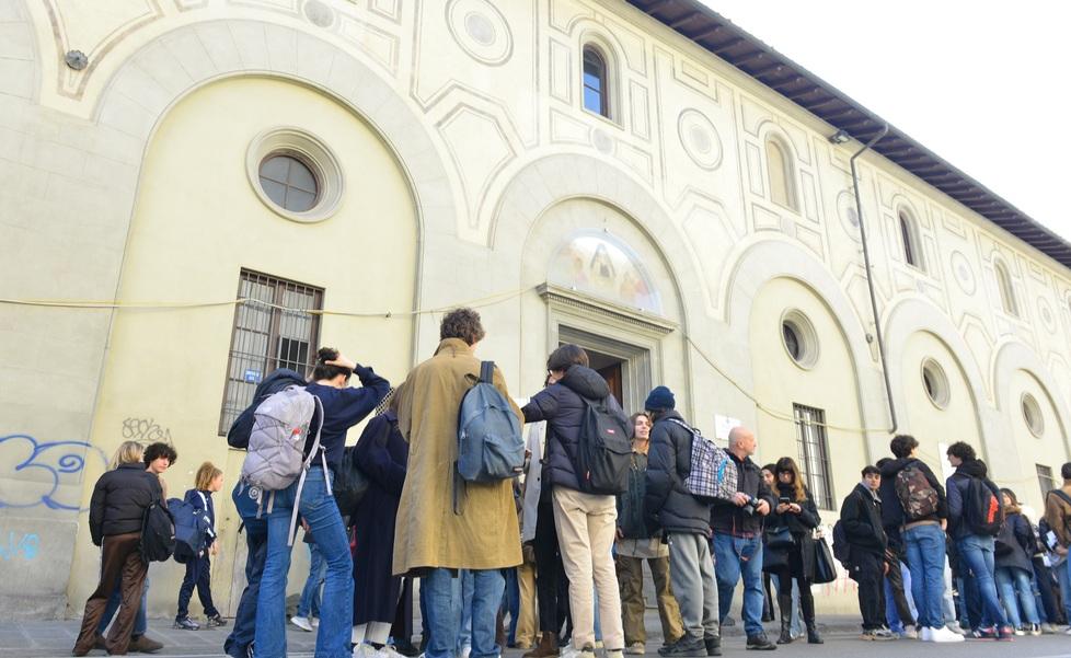 Una vista degli studenti fuori dal liceo