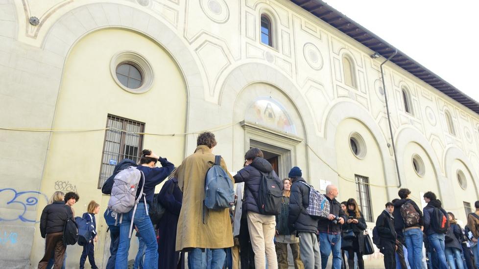 Una vista degli studenti fuori dal liceo