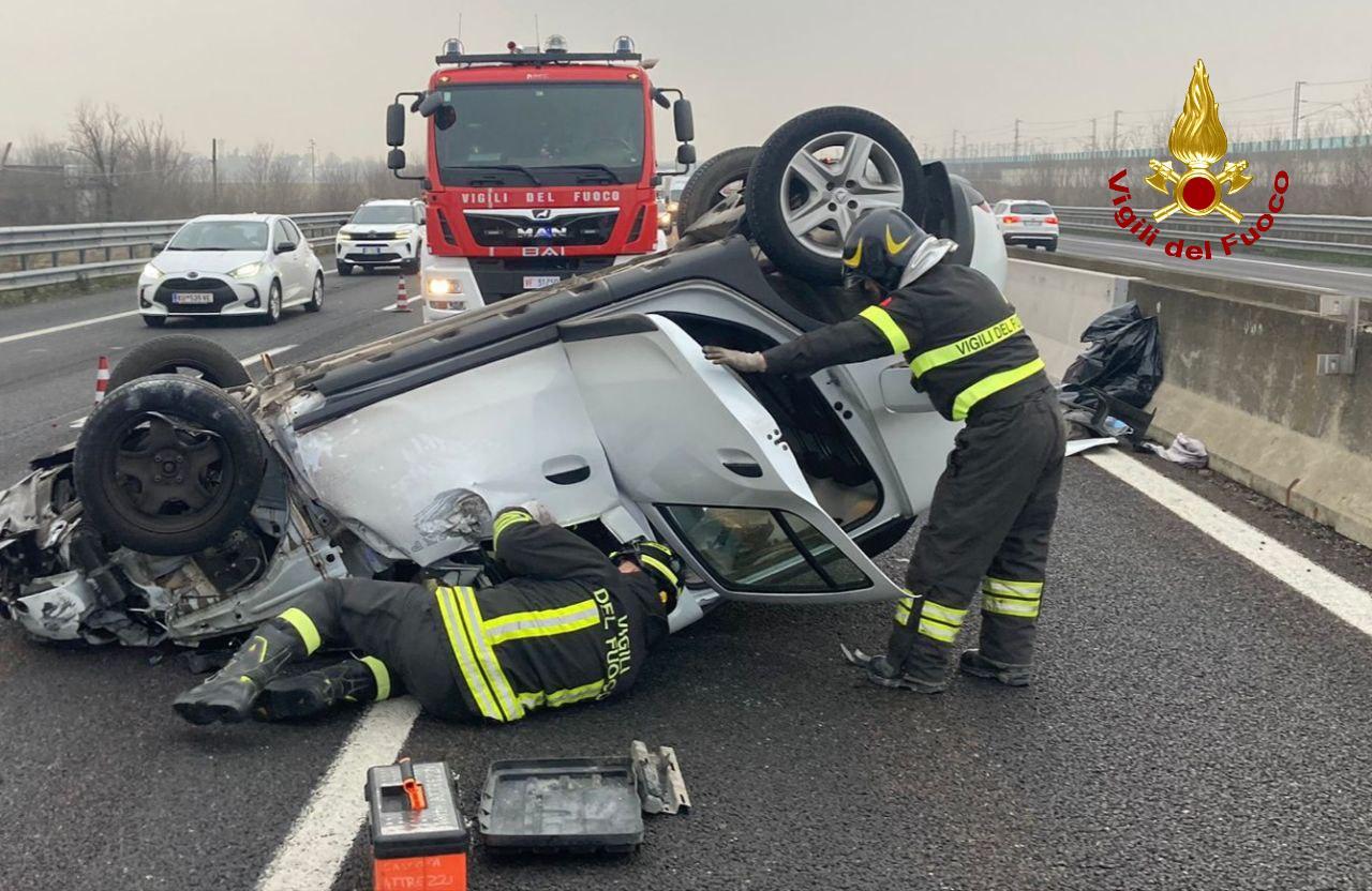Scontro in autostrada, l’auto si ribalta: tre feriti