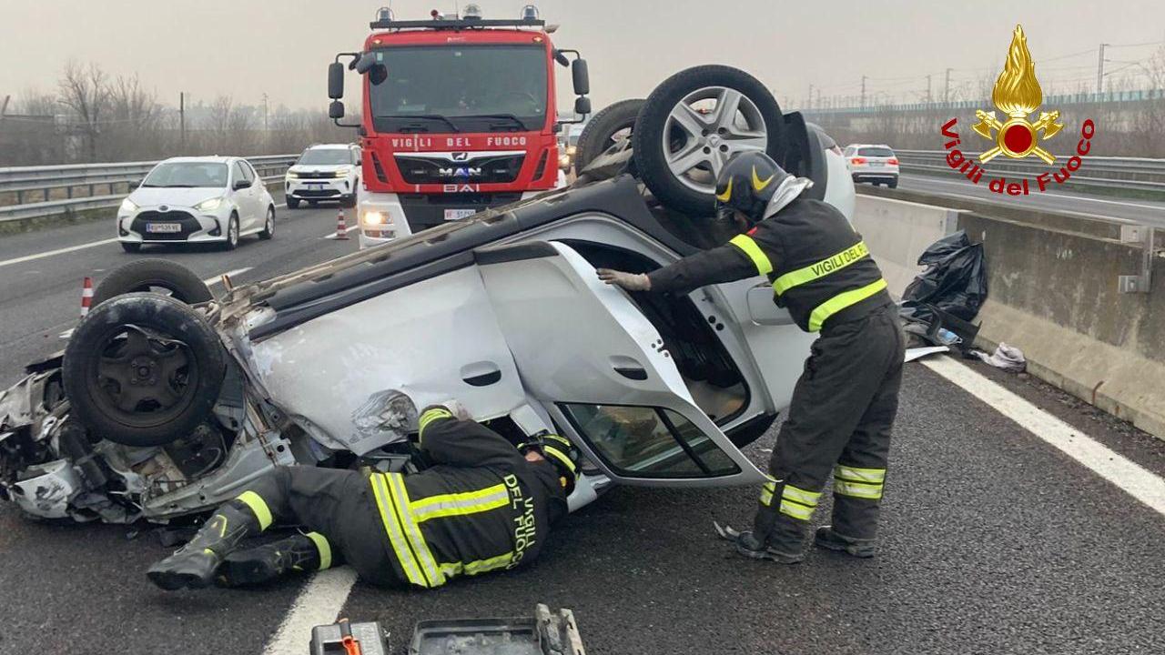 Scontro in autostrada, l’auto si ribalta: tre feriti