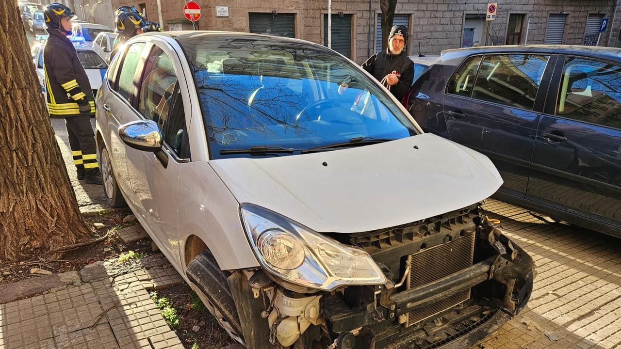 Perde il controllo dell’auto e finisce sul marciapiede: marito e moglie in ospedale