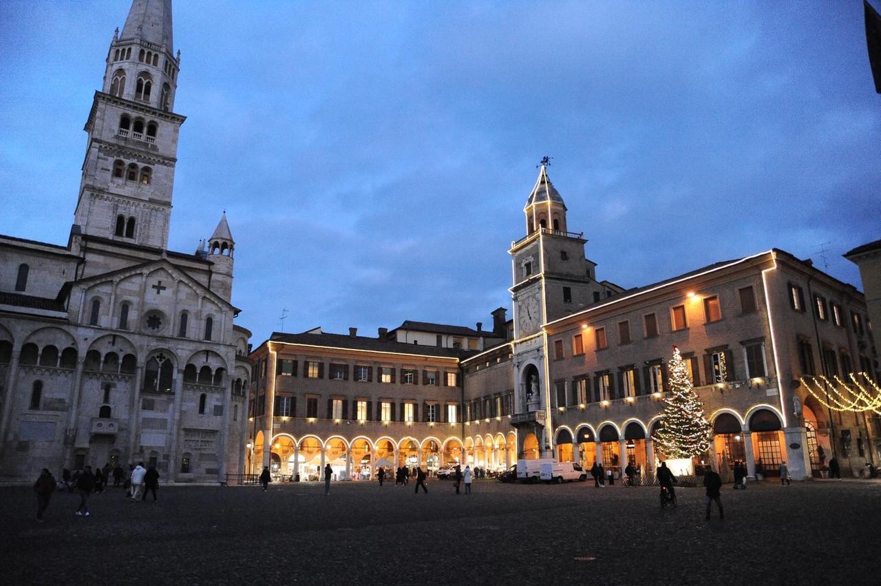 Luminarie accese per tutto il mese di gennaio, Modenamoremio: «Abbelliscono e danno sicurezza»