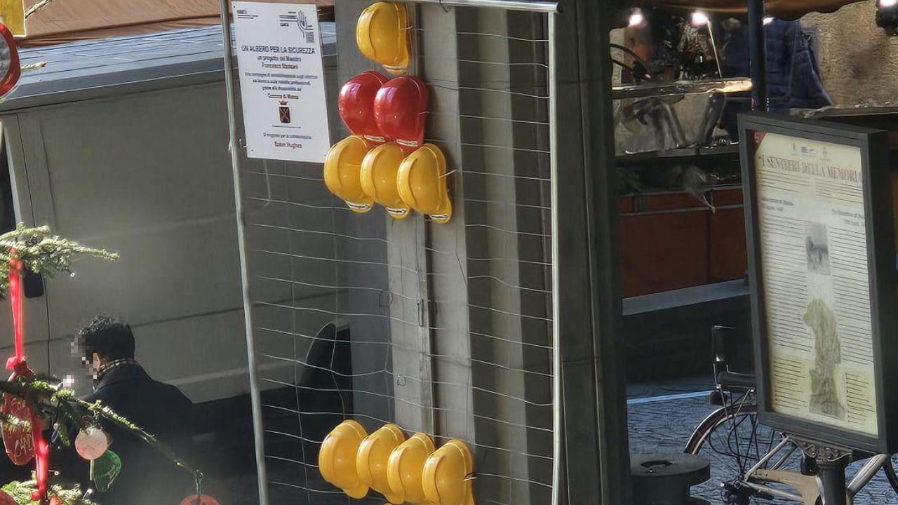 L'installazione in centro a Massa