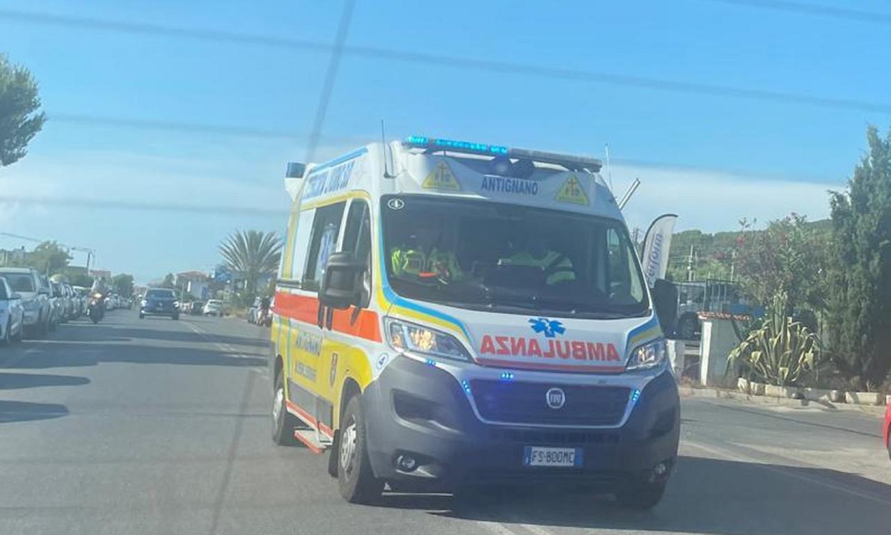 
	Un'ambulanza della Misericordia di Antignano (foto d'archivio)


