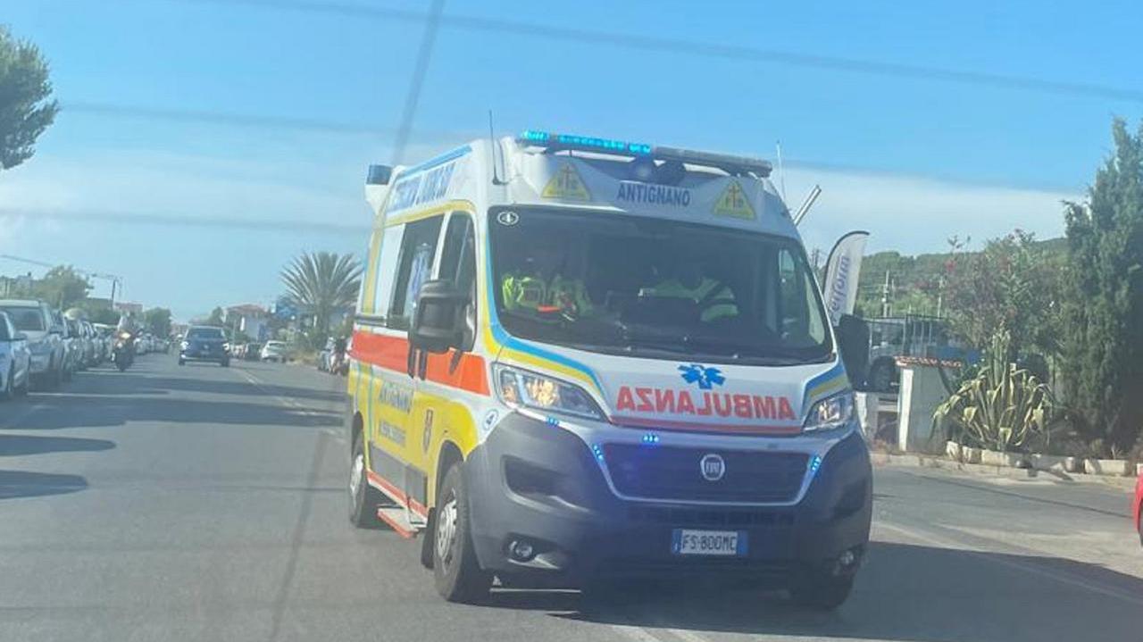 Un'ambulanza della Misericordia di Antignano (foto d'archivio)