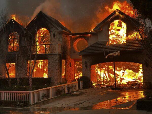 
	Una delle ville in fiamme

