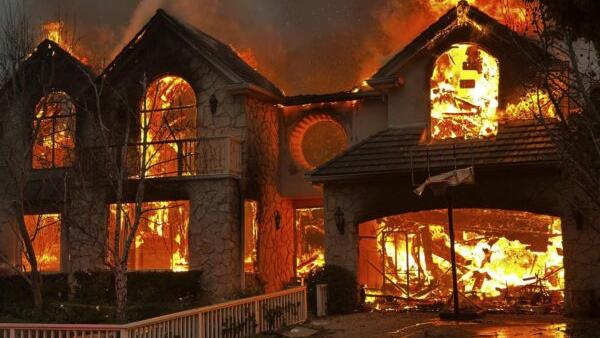 Una delle ville in fiamme