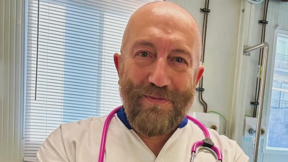 Insulti sui social al medico infettivologo, no vax condannata per diffamazione