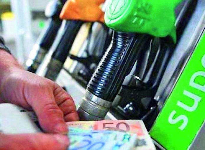 Il costo della benzina torna salire: 1,8 euro al litro