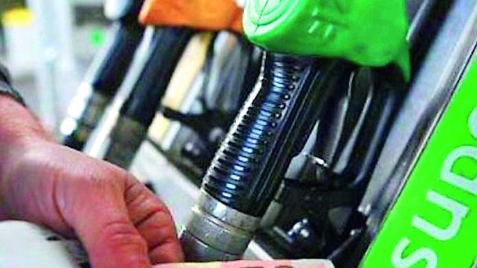 Il costo della benzina torna salire: 1,8 euro al litro