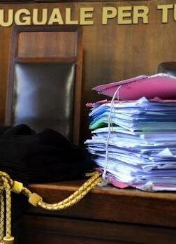 Lucca, testamento falso nell’eredità contesa: scatta il sequestro di case, auto e soldi