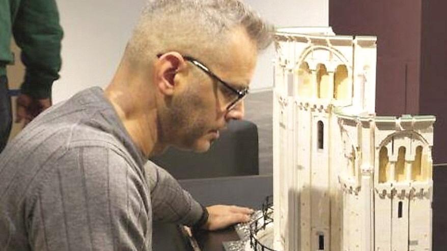 L'artista Giorgio Ruffo mentre realizza la Ghirlandina di Lego