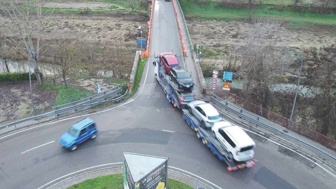 Mezzi pesanti percorrono il ponte del fiume Elsa a Certaldo
