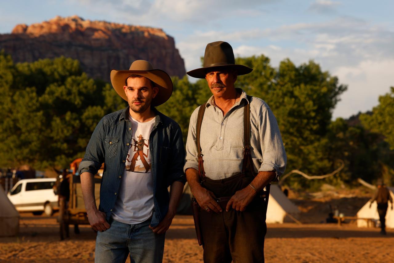 
	Pietro Ricci e Kevin Costner sul set di Horizon 2 (foto di Fred Hayes)

