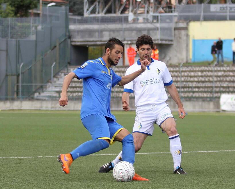 
	Cavion con la maglia della Carrarese nel 2015-16

