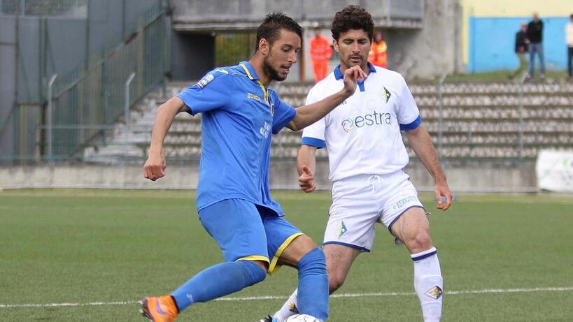 Cavion con la maglia della Carrarese nel 2015-16