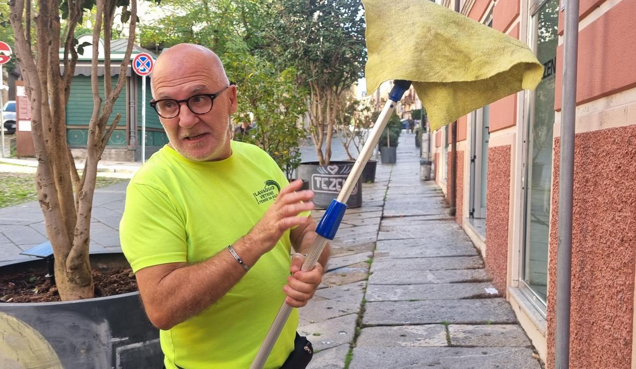 “Puliziotto” da 37 anni: «Se ti ingegni, il lavoro lo trovi»