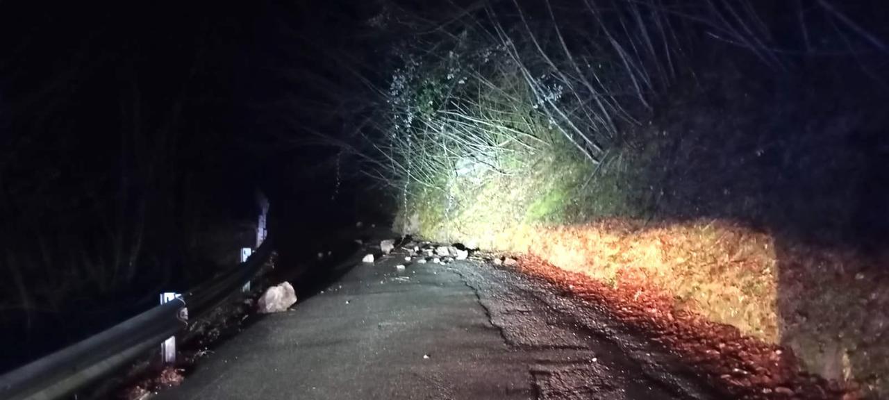 Maltempo, una frana interrompe la strada tra la Valbisenzio e Barberino