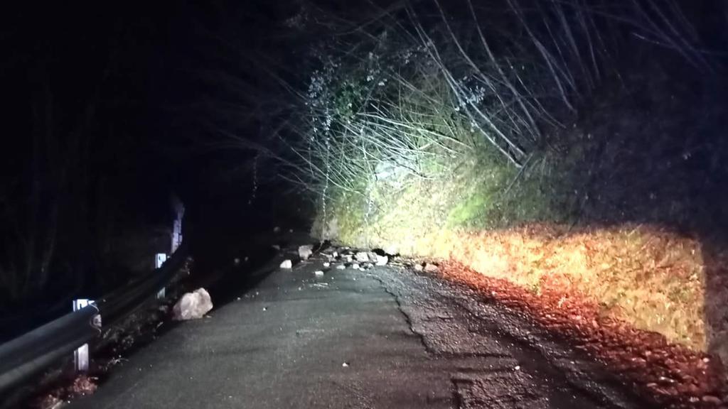 Maltempo, una frana interrompe la strada tra la Valbisenzio e Barberino