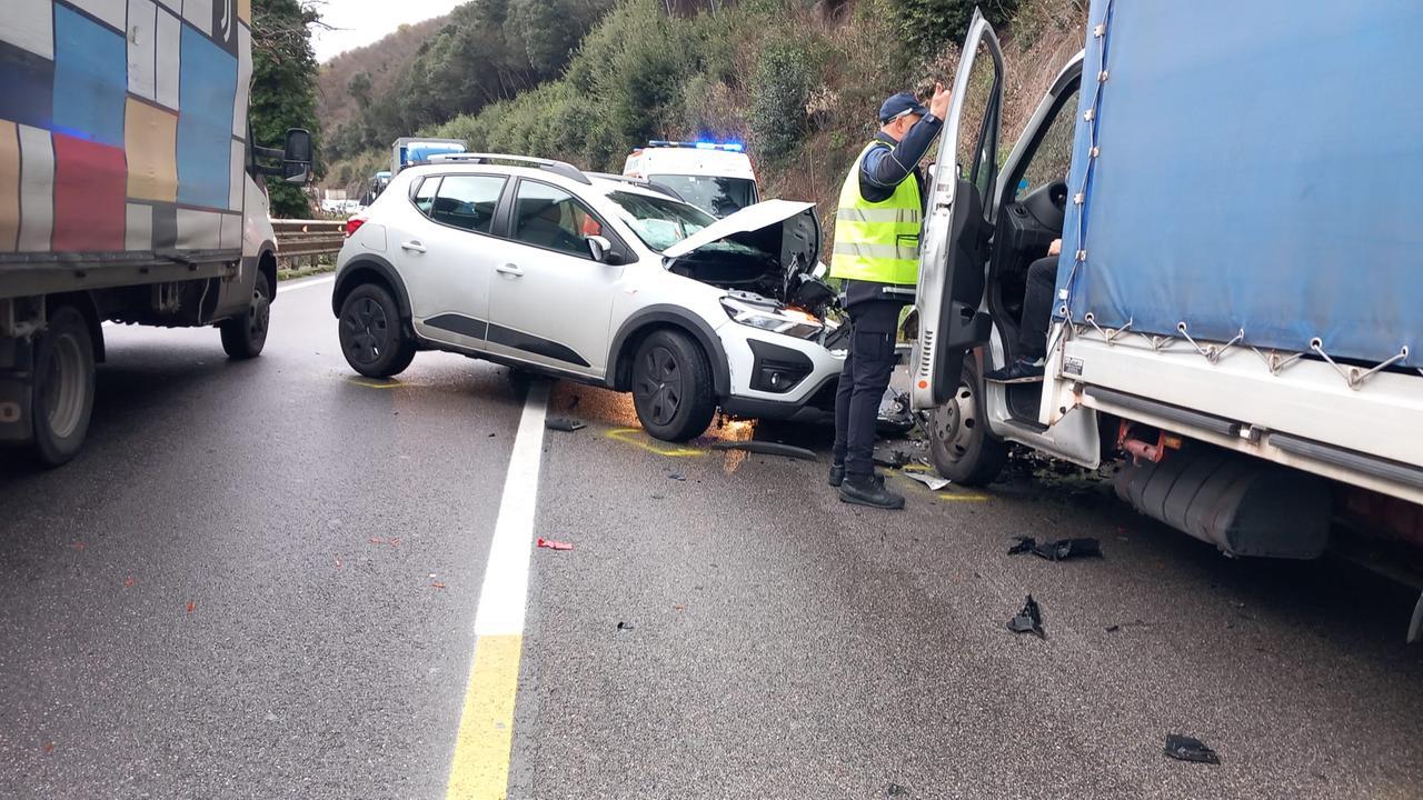 Vaiano, scontro frontale tra un’auto e un camion: la probabile dinamica