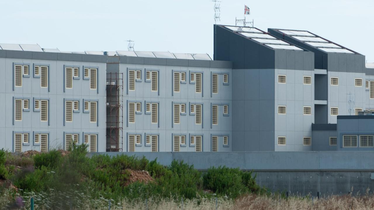 Detenuto appicca il fuoco in carcere: feriti due agenti