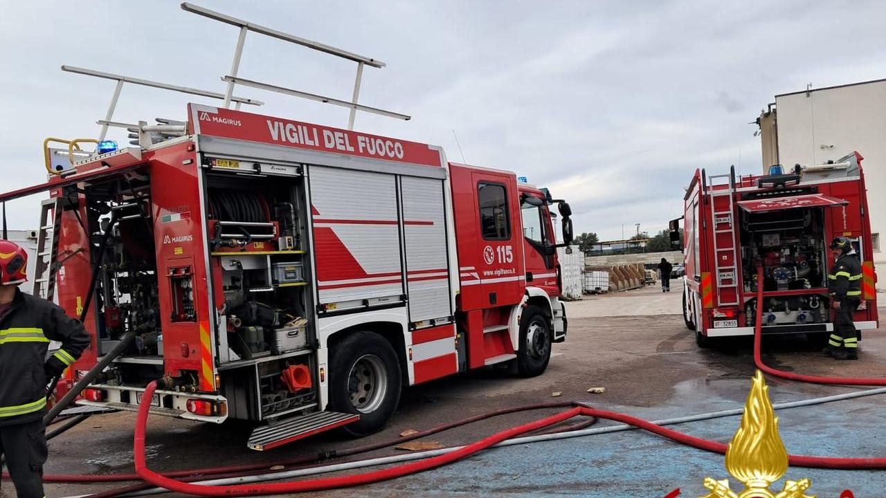 Olbia, fiamme in un cantiere nautico della zona industriale