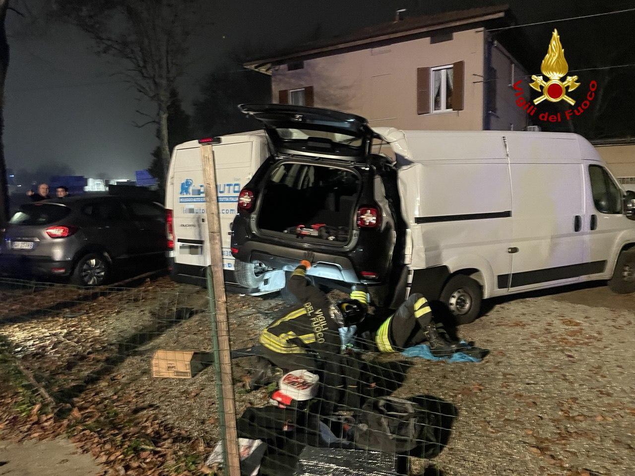 L’auto finisce nel cortile, centra due furgoni e rompe una colonnina del gas