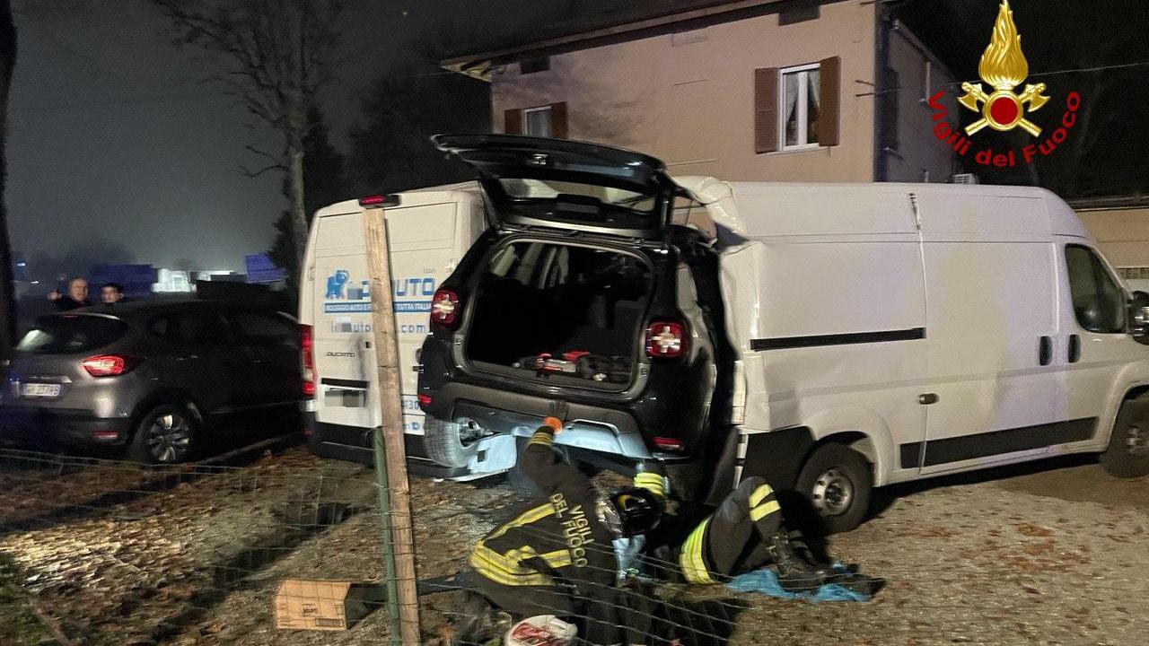 L’auto finisce nel cortile, centra due furgoni e rompe una colonnina del gas