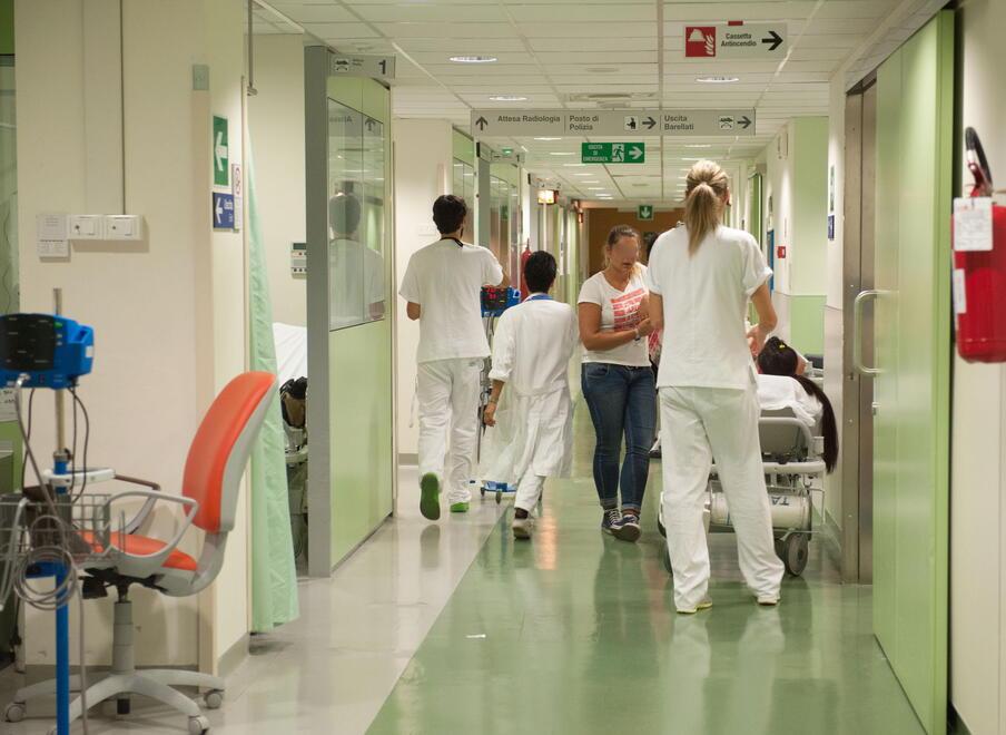 Lucca, picco di accessi in ospedale: i posti letto non bastano. Pazienti trasferiti a Barga