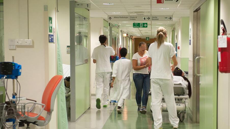 Lucca, picco di accessi in ospedale: i posti letto non bastano. Pazienti trasferiti a Barga