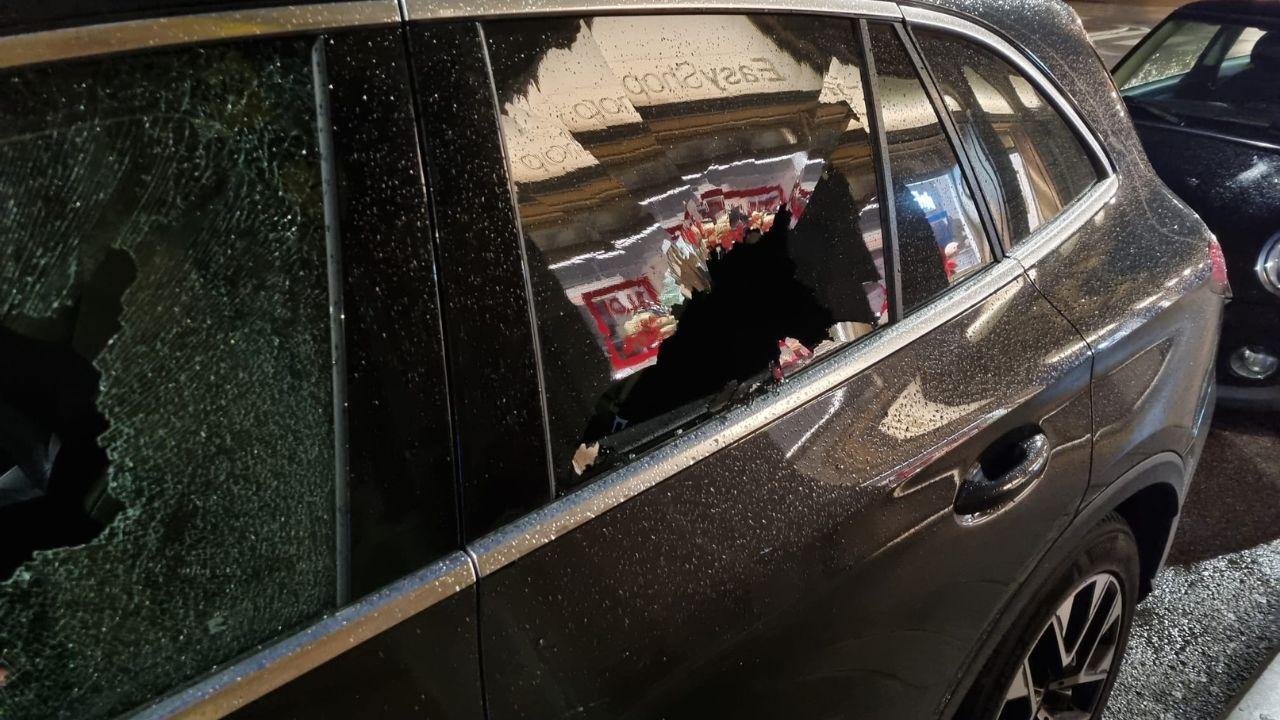 
	Una delle auto danneggiate nel raid a Viareggio

