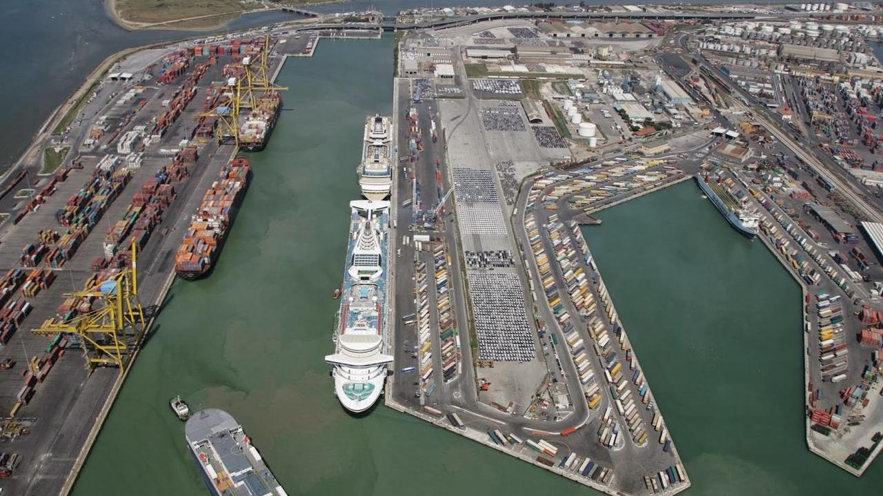 Il porto di Livorno (foto d'archivio)