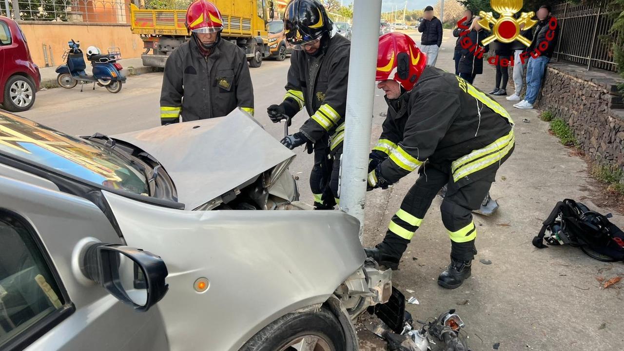 Perde il controllo dell’auto e si schianta contro un palo: donna in ospedale