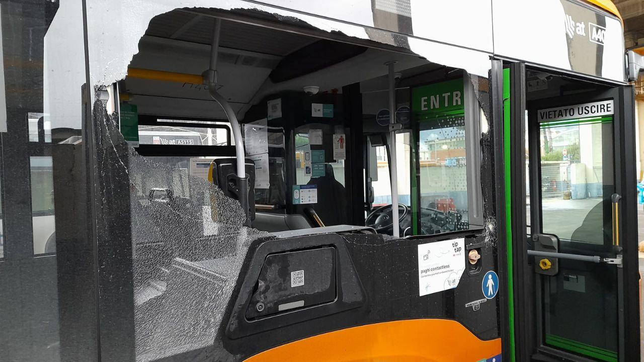 
	Il vetro dell&rsquo;autobus di Autolinee Toscane, linea 52, in frantumi

