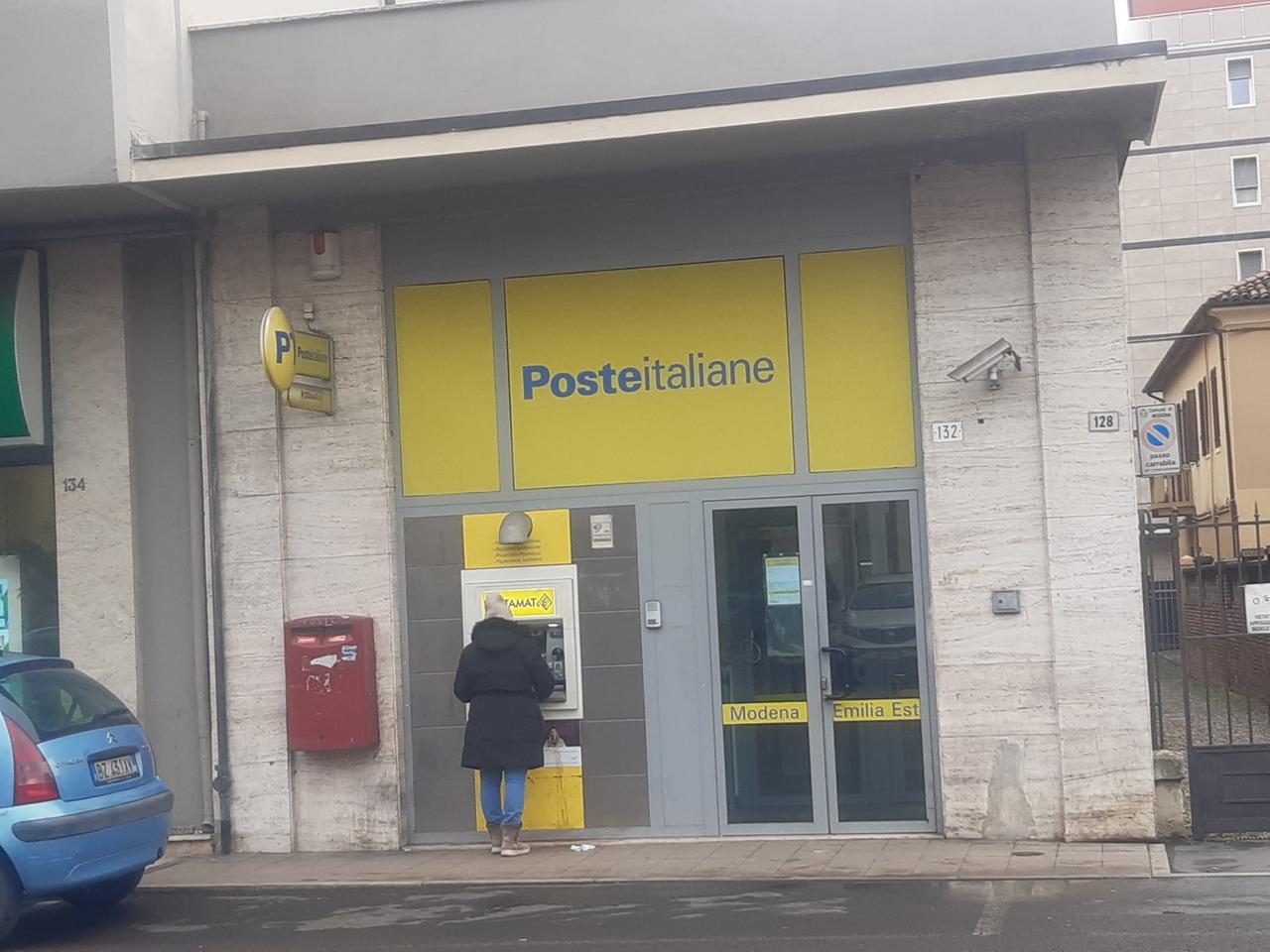 
	Il&nbsp;Postamat di via Emilia Est all&rsquo;incrocio con via Valdrighi

