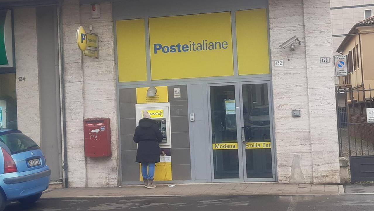 Il Postamat di via Emilia Est all’incrocio con via Valdrighi