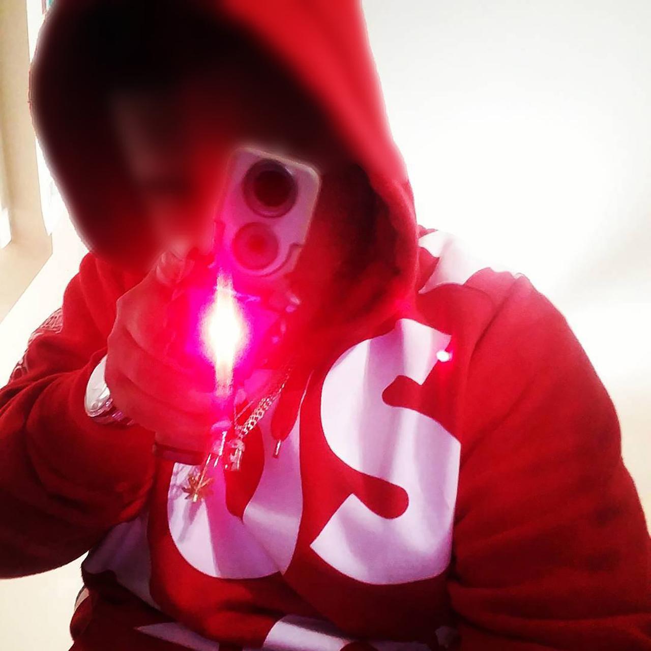 
	Armi e gioielli sono tra i simboli delle bande giovanili

