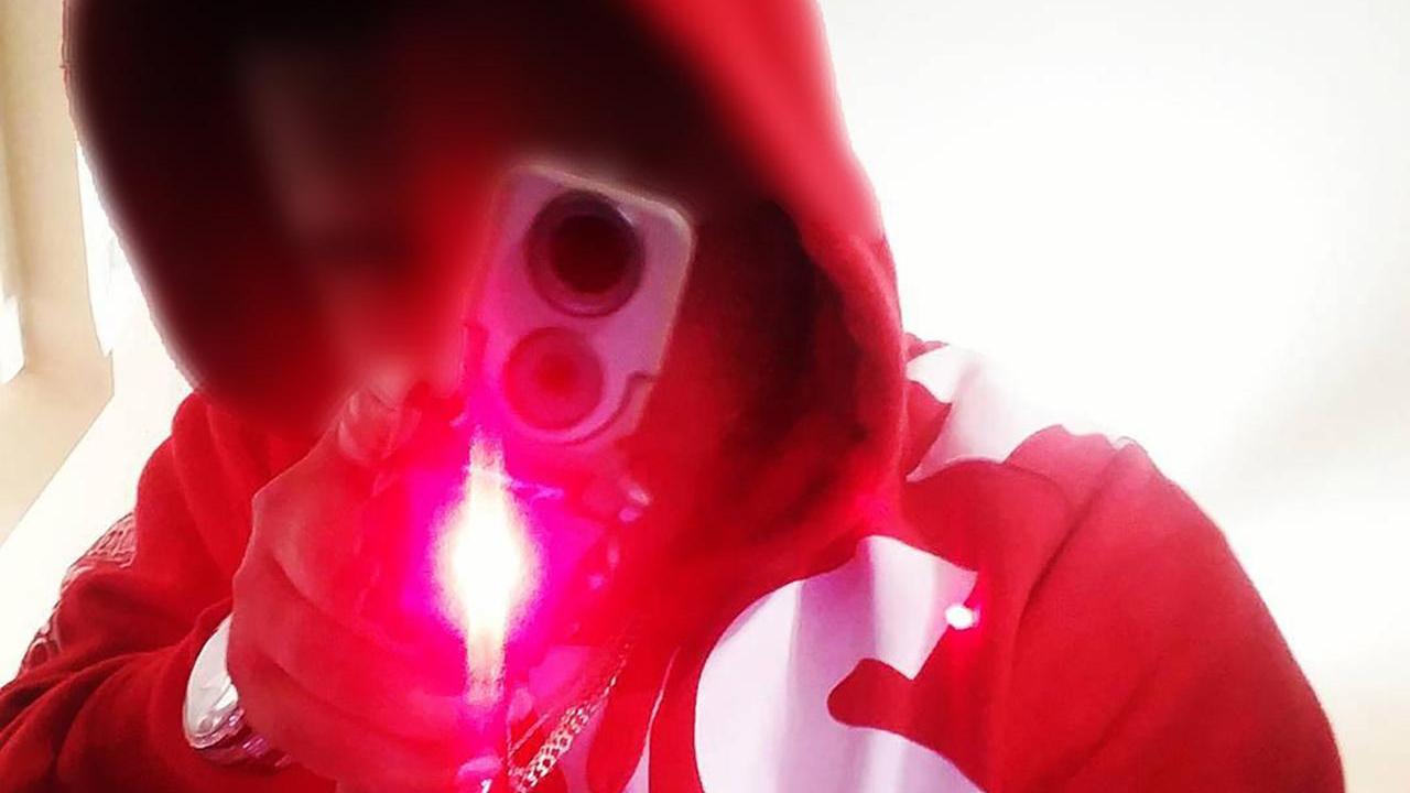 Armi e gioielli sono tra i simboli delle bande giovanili