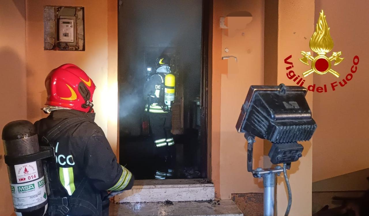 Incendio in una casa, paura per una famiglia con neonato