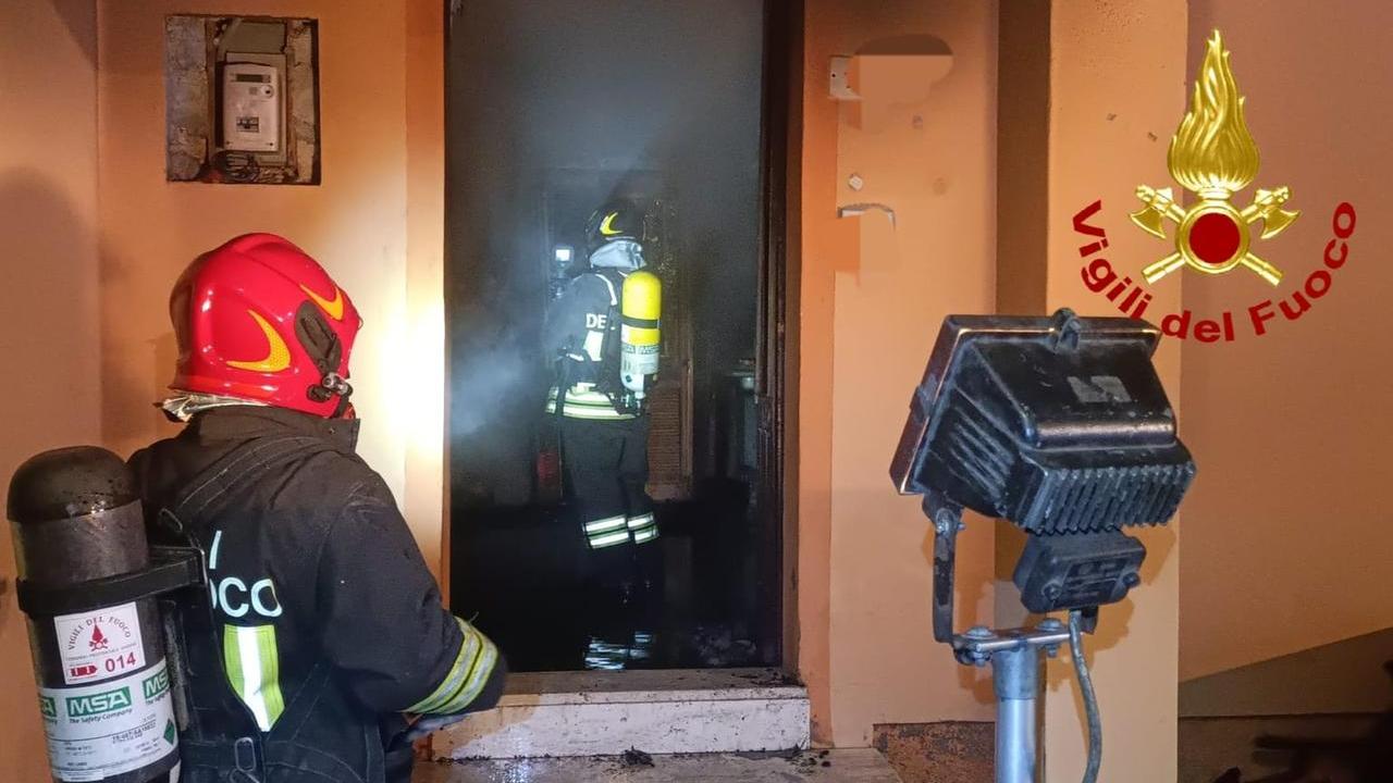 Incendio in una casa, paura per una famiglia con neonato